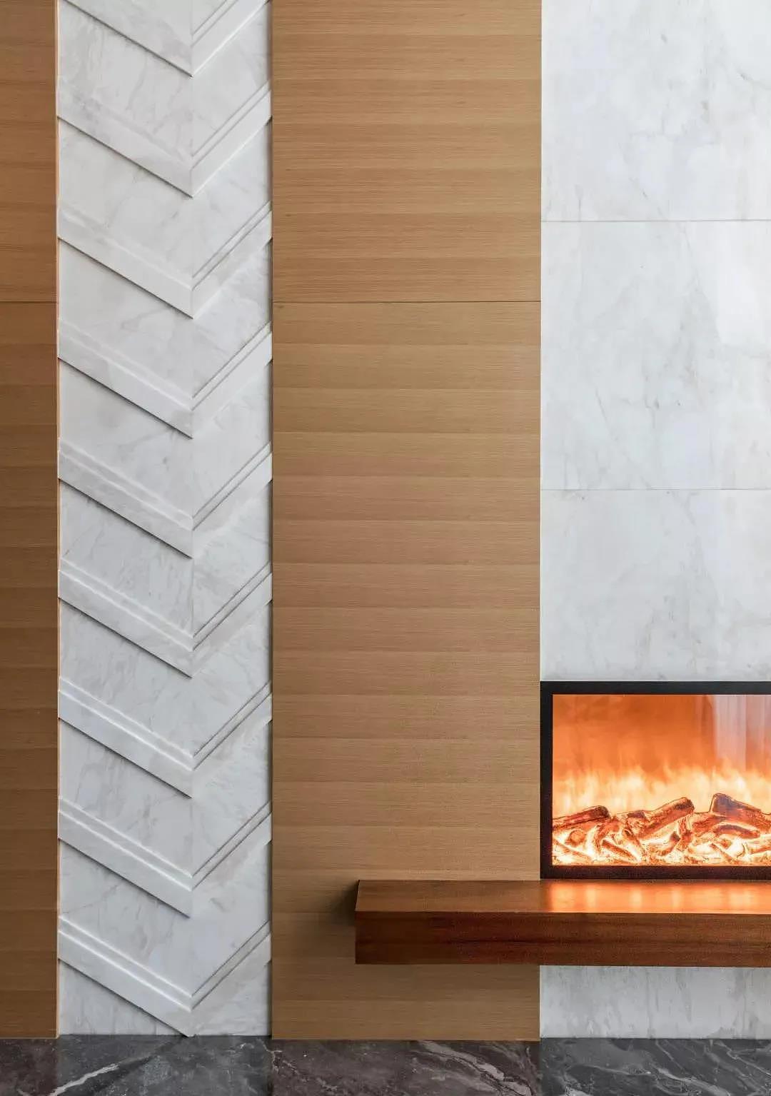 有一小方壁炉,它的火焰在翻涌,在冬日里得以让温暖回升,这抹暖意亦是家的凝聚力.There is a small fireplace with a roaring flame, which can bring warmth back in winter. This warmth is also the cohesion of the family