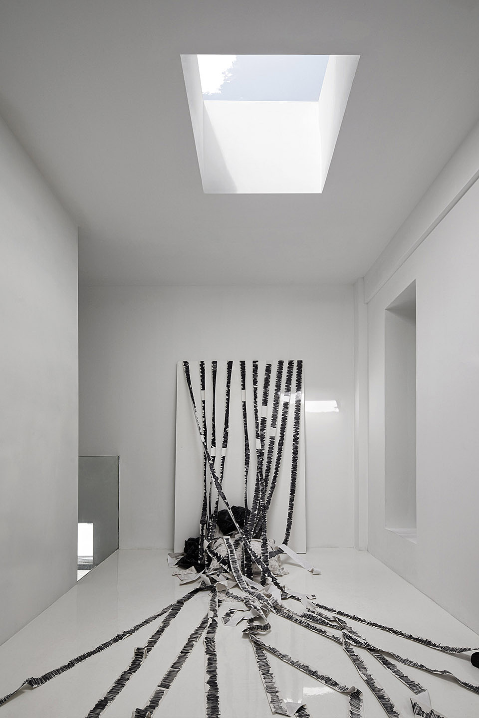 关于克莱因蓝:我们在设计美术馆前刚刚在法国蓬毕杜艺术中心目睹艺术家Yves Klein(伊夫。克莱因)的作品,被那种视觉的张力深深打动,所以我们希望借仁美术馆的一抹蓝向艺术家Yves Klein致敬。
<br>▼二层展厅环绕中庭布置