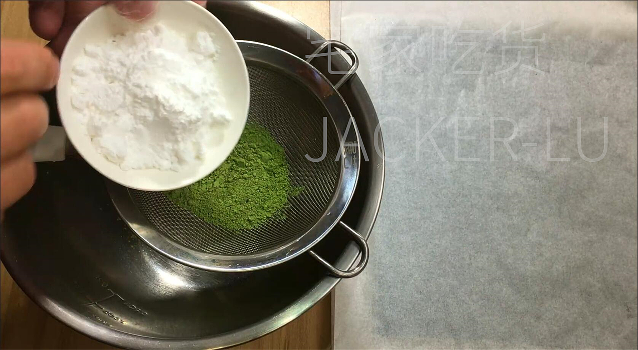 黑金抹茶卷,奶油香醇与抹茶苦甜交融在一起。