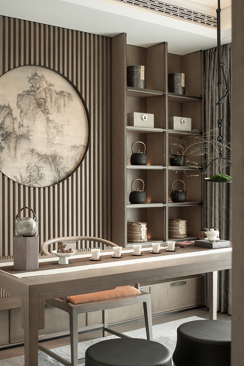 茶室用方与圆来诠释中式传统美学,还在空间中加入自然气息,让它不至于规矩刻板,在光影的衬托下张弛有度,茶室的各种陈列里面也显现着东方美学的儒雅,显现出了精致与品位。
