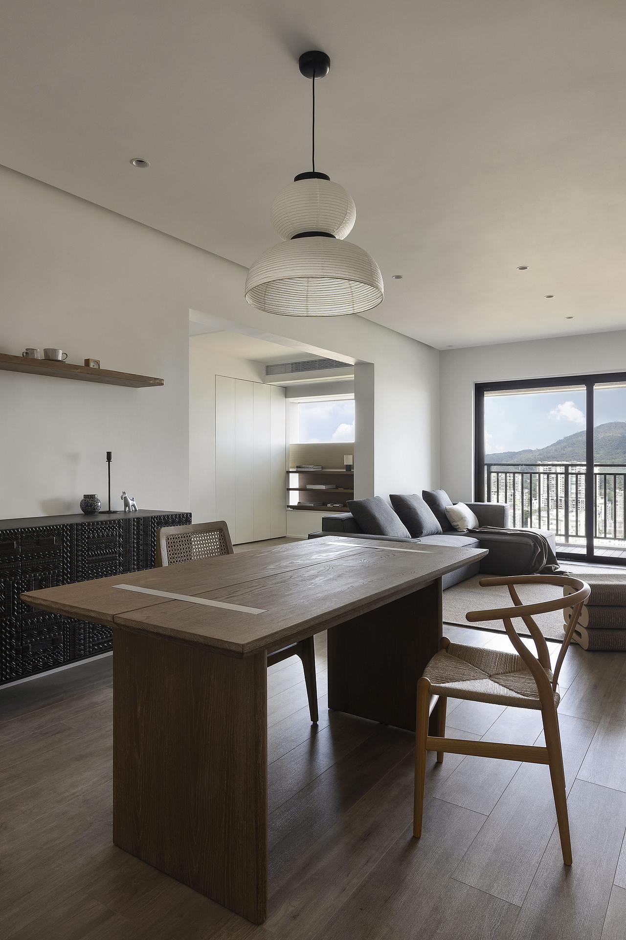 胡桃木餐桌搭配carl hansen&son 的ch24餐椅,实木温润的质感在白