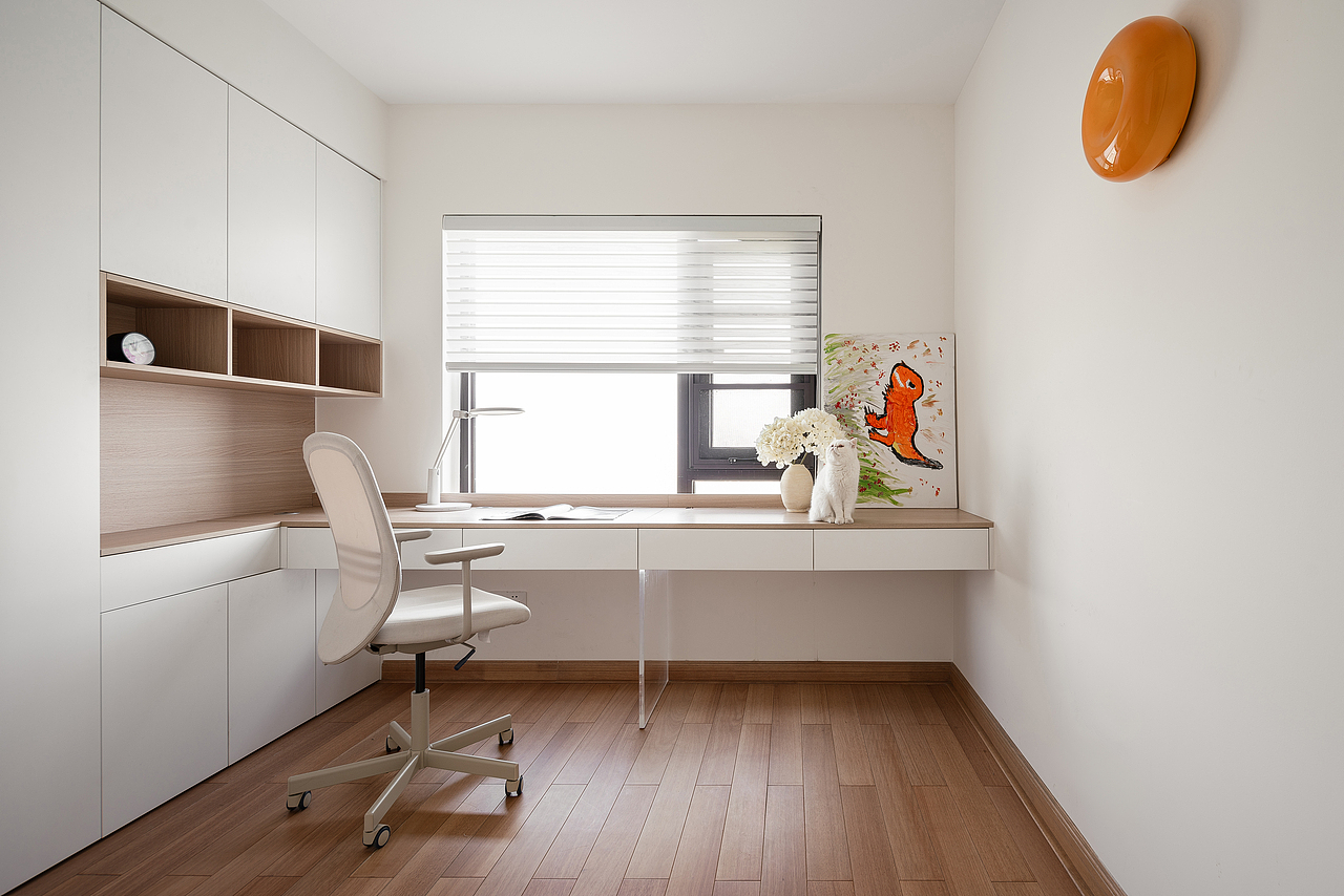 面窗的书桌可以同时容纳2个小孩写作业,大跨度的书桌下面用亚克力桌腿做支撑,防止后期变形。小孩的涂鸦画作充满童趣,猫咪也时不时来巡视观察。