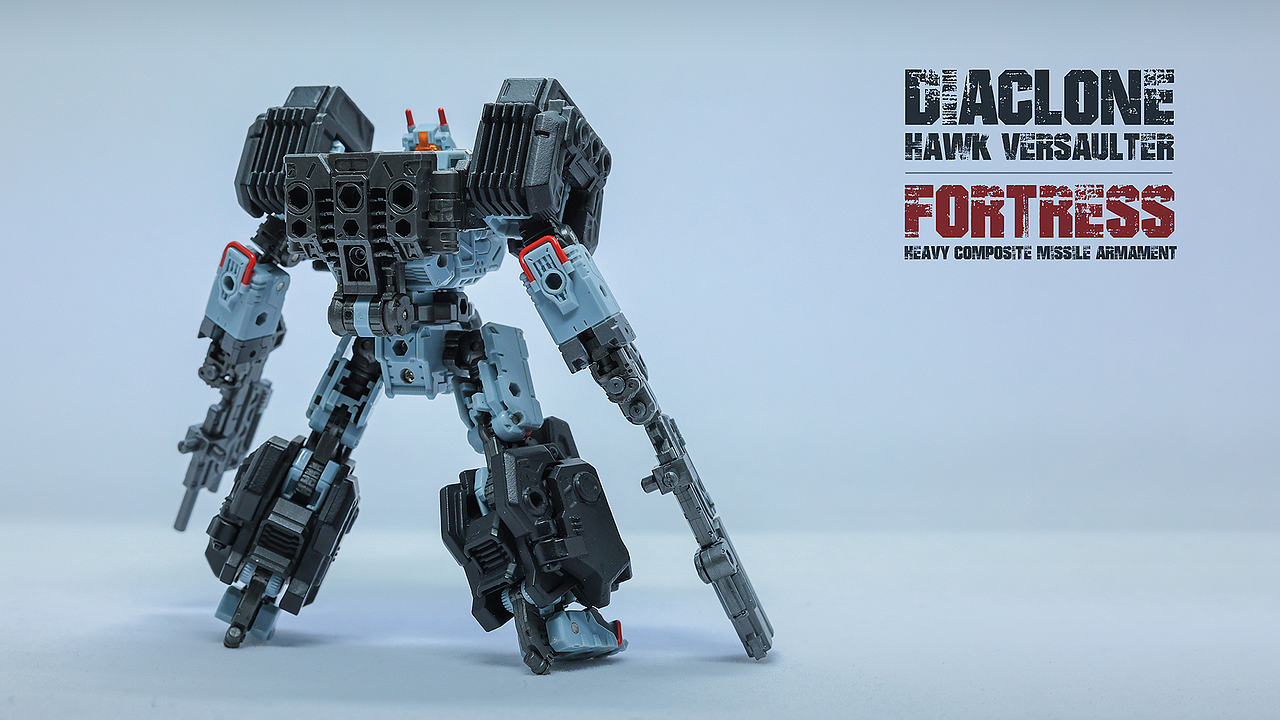 背后结构留出足够空间不会限制机体可动,最新版改良把接地性做了修改,脚步能够比上图站的更稳