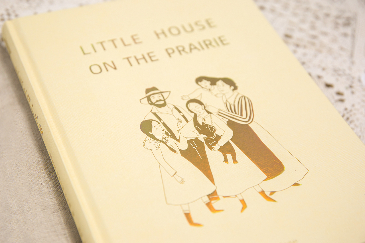 10、内封设计:一家人其乐融融的图案,烫金工艺