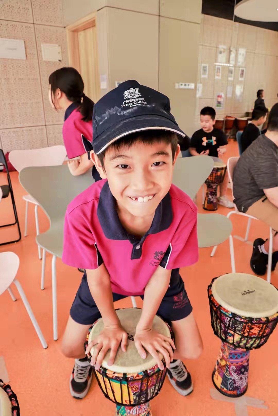 校园小学生互动玩耍