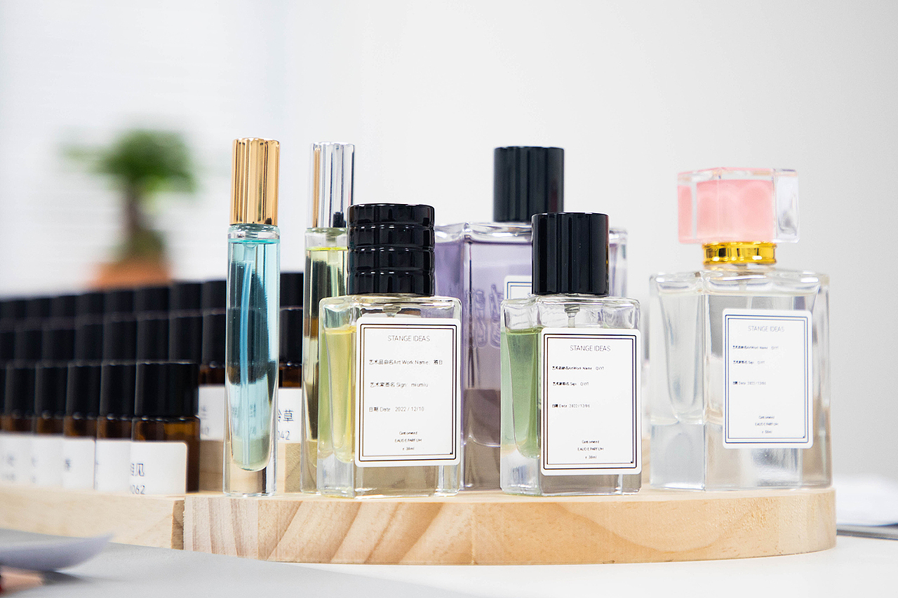 香水拍攝 場景攝影 自調(diào)香水 產(chǎn)品拍照 靜物攝影 環(huán)境（圖ZMzMwNzk0ODg0） - 環(huán)境/建筑攝影 - 站酷設(shè)計(jì)師伍壹柒攝影工作室原創(chuàng)素材 - 站酷ZCOOL