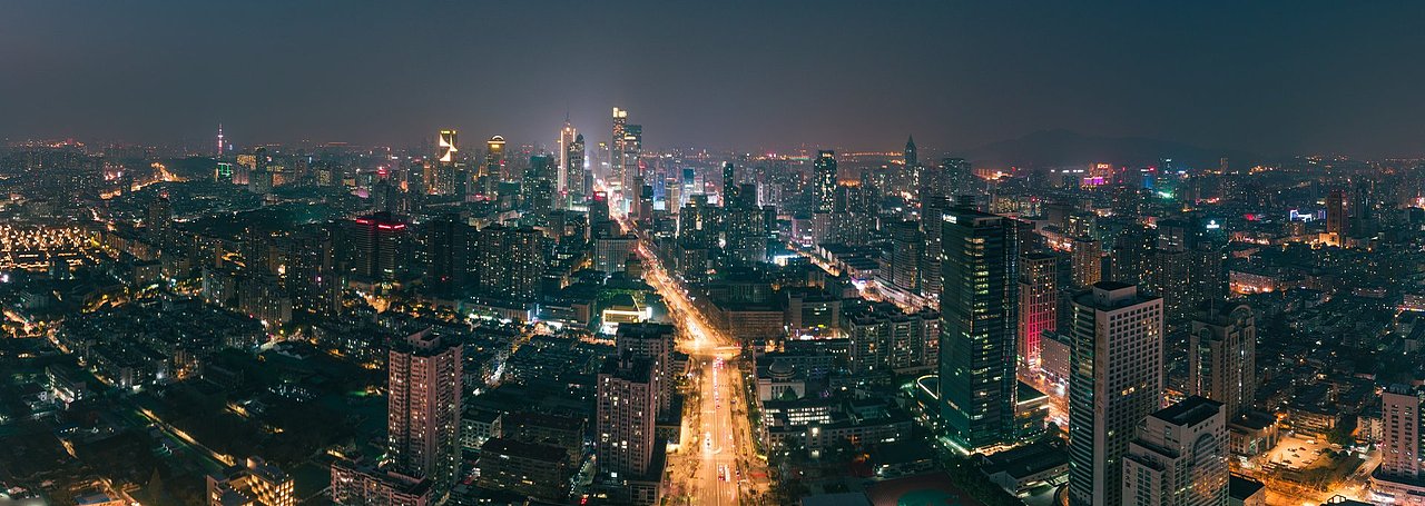 入夜后的南京新街口核心区的夜景