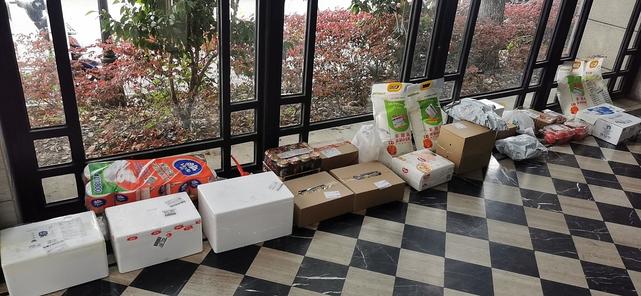 楼下的快递物资