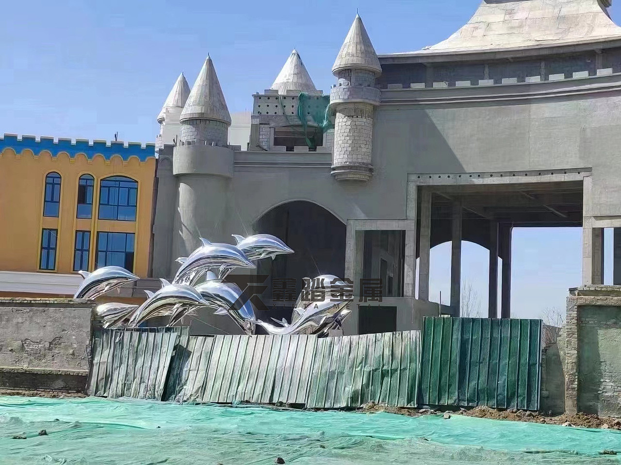 镜面不锈钢海豚雕塑、互动让艺术融入了景观装饰