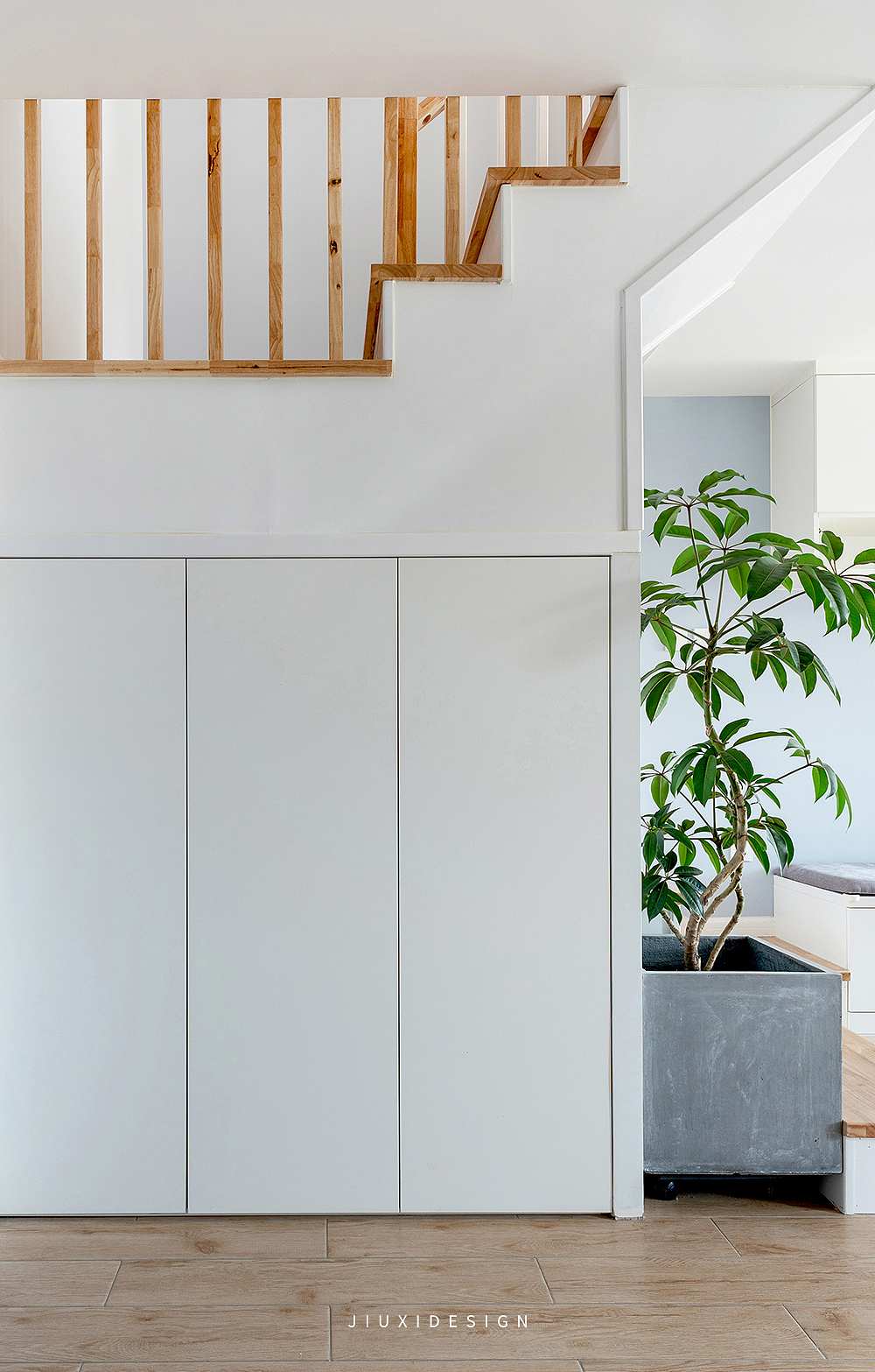 楼梯的下面则是一个小型的储物间,因为同时是门厅区域,储物间里还可以直接放进一部儿童车,以及换季电器等物品。为整屋的整洁,做好绝对的后勤工作。
楼梯与楼板之间,用木格栅做好防护。安全的前提下,通风和光影也能随处交互。<br>