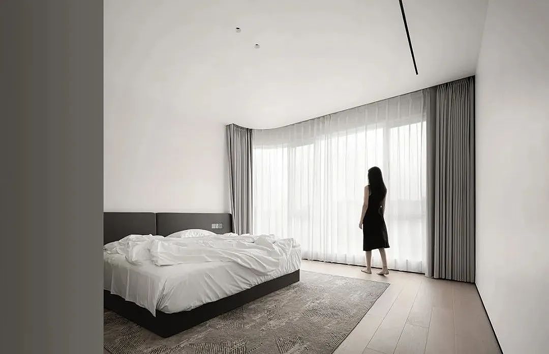 卧室 | 留白天地
淡灰色墙面,白色与木格栅柜体拼接的组合,强调视觉上的虚实对比,分隔界面以表现层次变化。内嵌踢脚线,让空间更富轻盈感。空间内没有过多的装饰,大量的留白,也方便业主后期添置和改造。