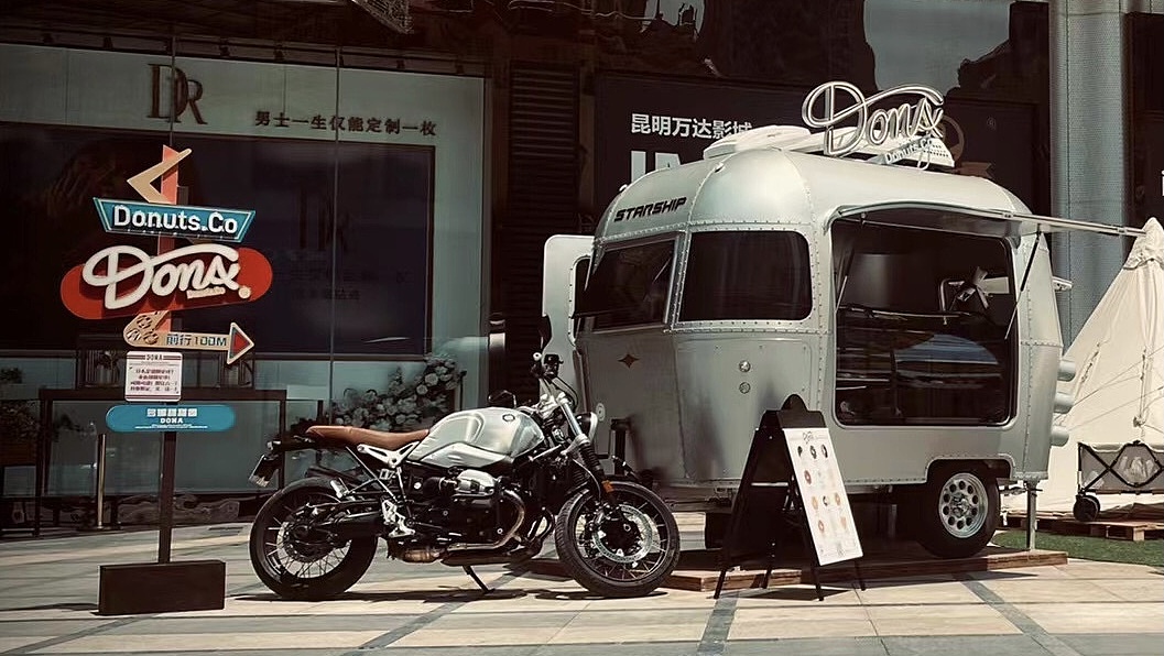 Dona donuts 多娜甜甜圈 美式复古甜甜圈品牌设计