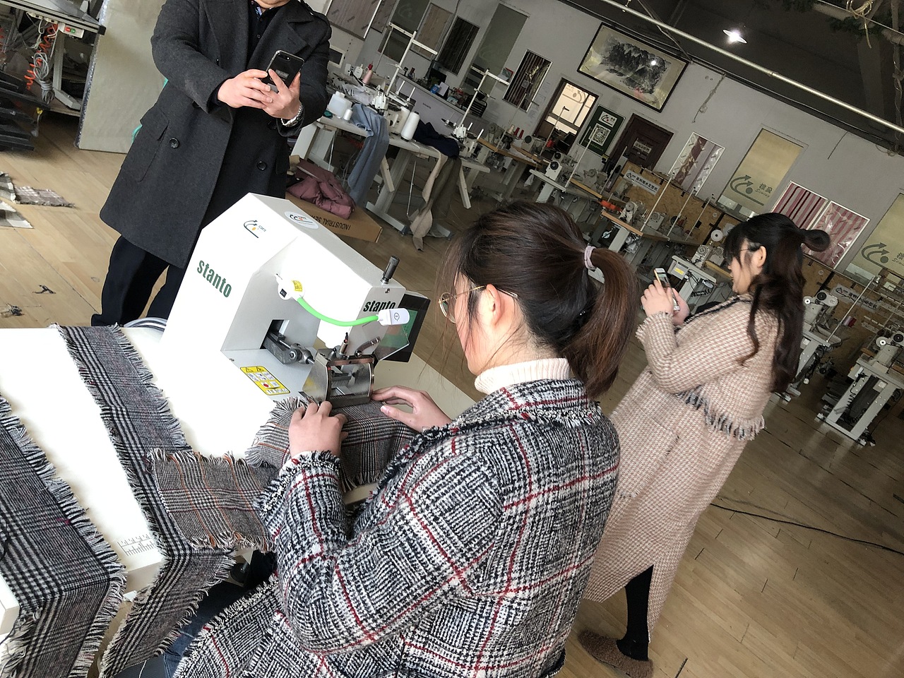 双面呢羊绒大衣流苏机，毛边机，须边机，波西米亚复古（图ZMTQ5MzAyMDc2） - 工业用品/机械 - 站酷设计师思坦途特种缝纫机原创素材 - 站酷ZCOOL