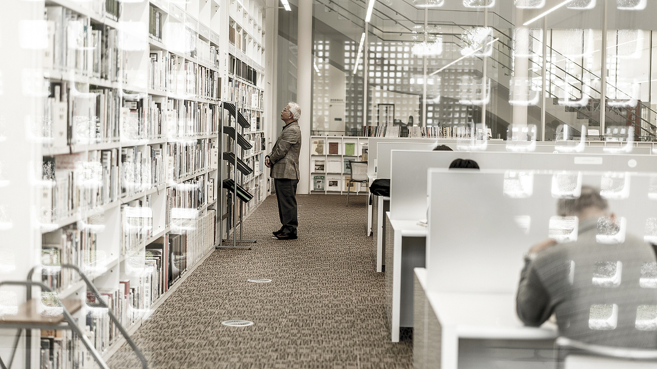 参观完毕，在馆里的图书馆大落地窗前拍下这张