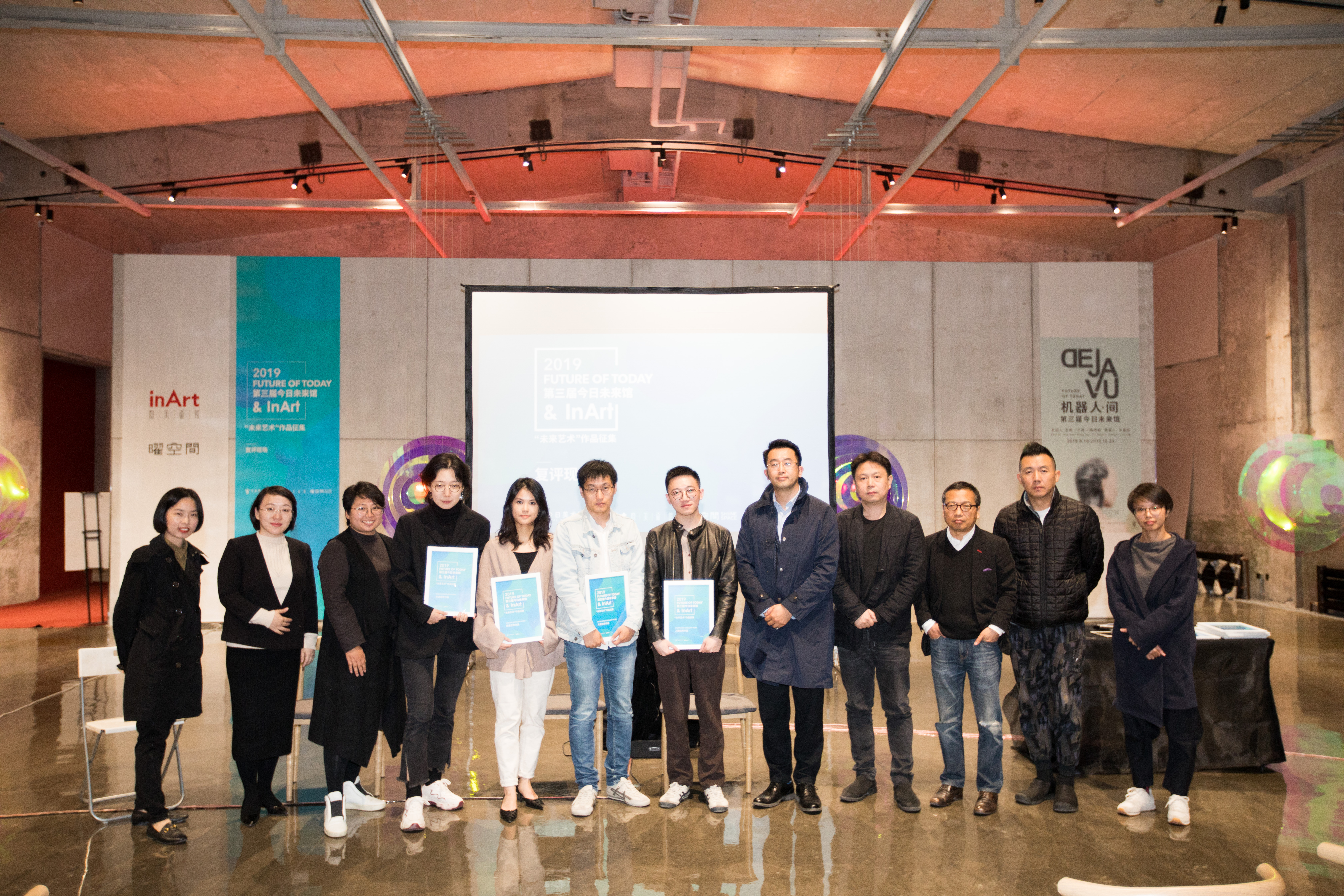 获选优秀艺术家 杜雨蒙 龙吟 周莹林 ▲ 颁奖现场-评委为最终获选优秀