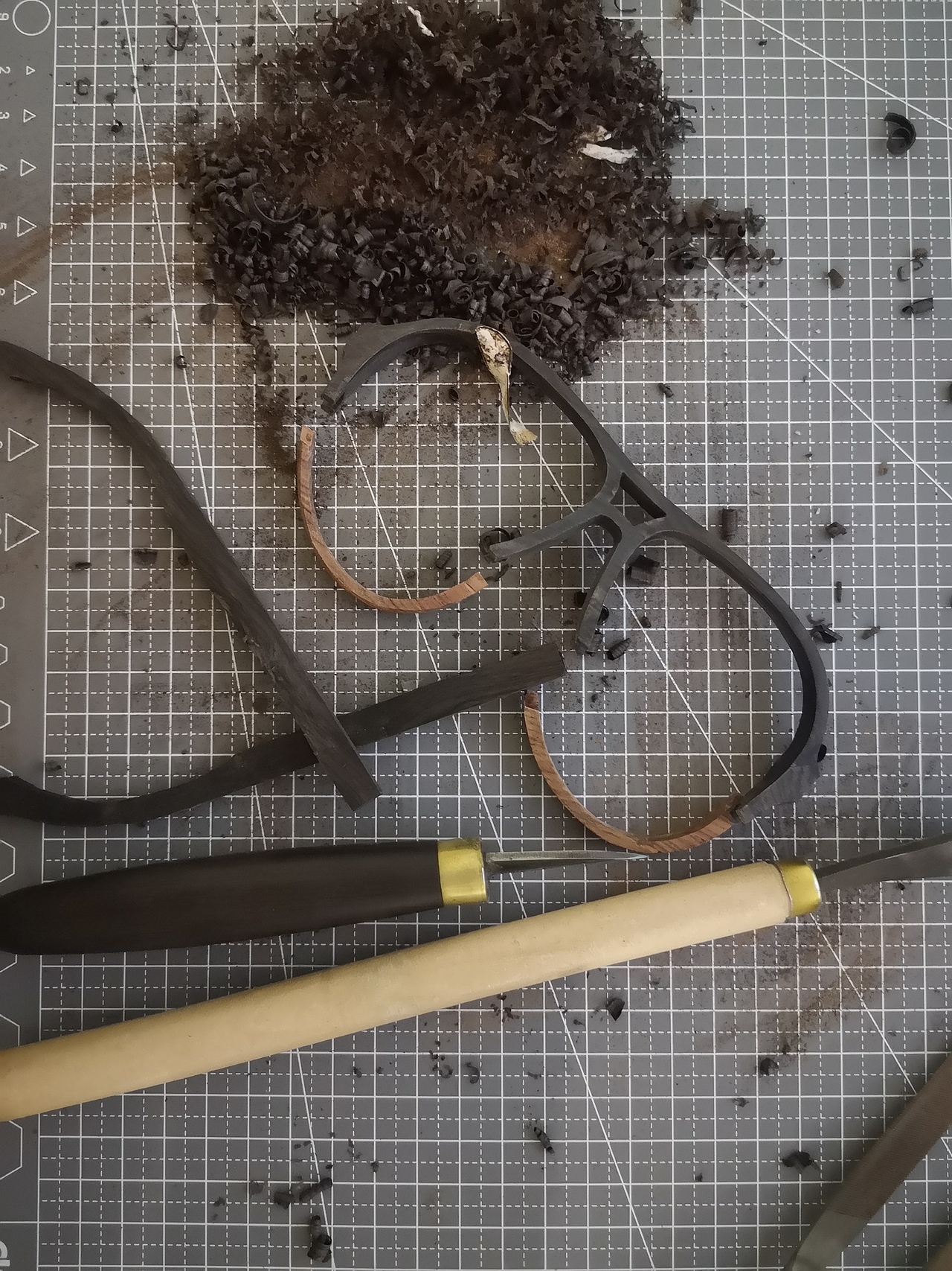 一副实木手工卯榫结构墨镜