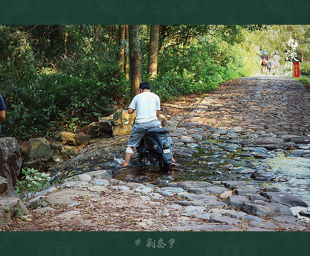 看他丝毫没有减速的冲进水里
以为是个王者