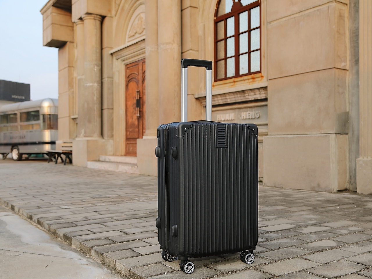 时尚行李箱拍照 室外场景拍摄 静物网拍摄影