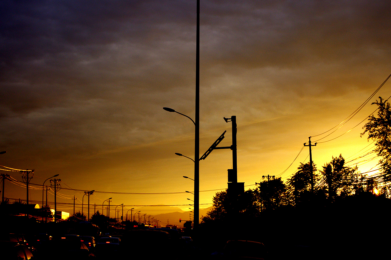 这张照片在lightroom里边躺了不知多久，打开软件发现它还在。。突然觉得感觉不错，也许是想起那时候还住在原来那个地方，那一年那个时间。照片真是一个神奇的东西，将感情定格在时间与时空的交汇里，我们回不去了，它还停留在那里，突然黯淡了心情，不知所以。