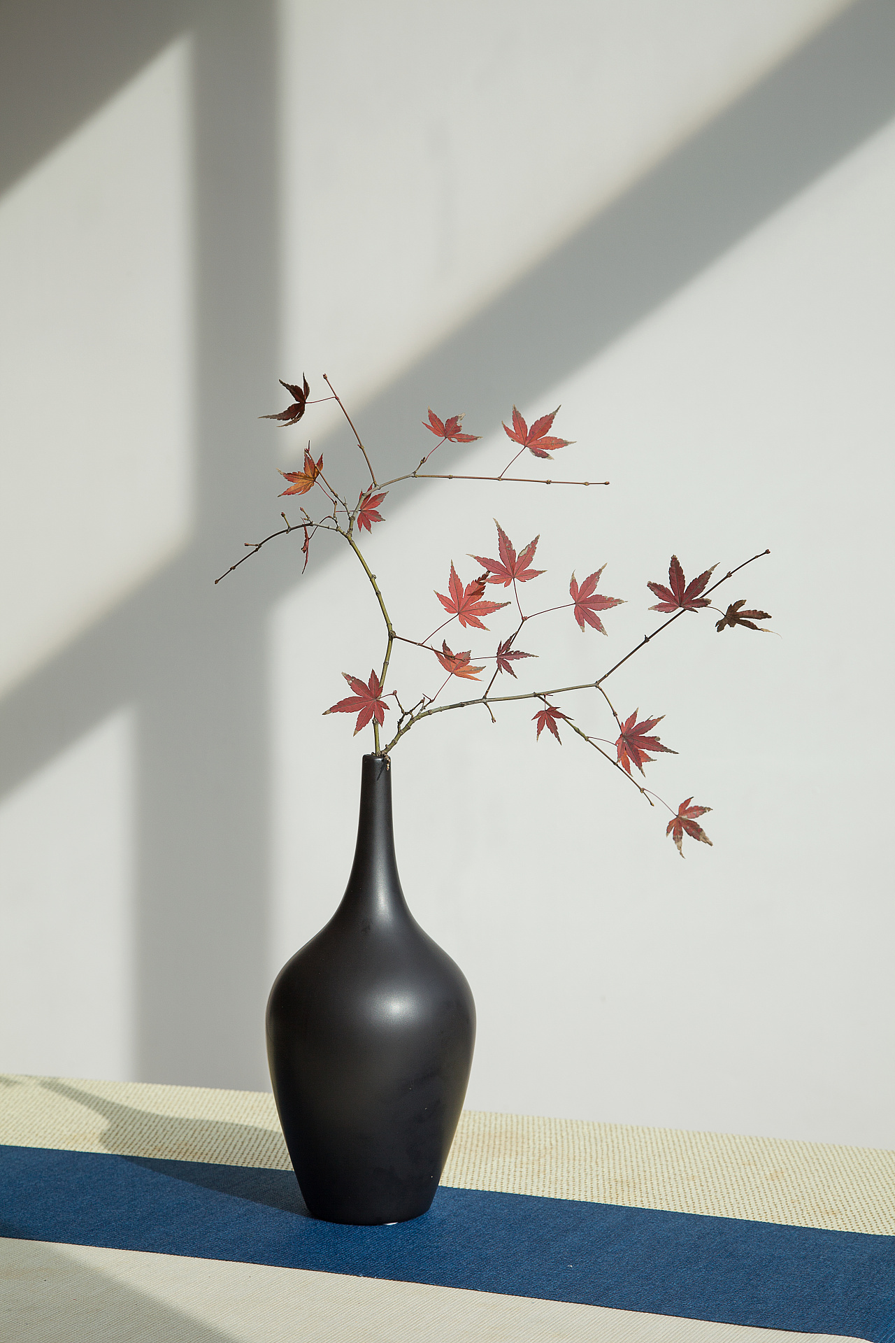盛开的樱花树枝插在花瓶里 3D模型 $10 - .max - Free3D