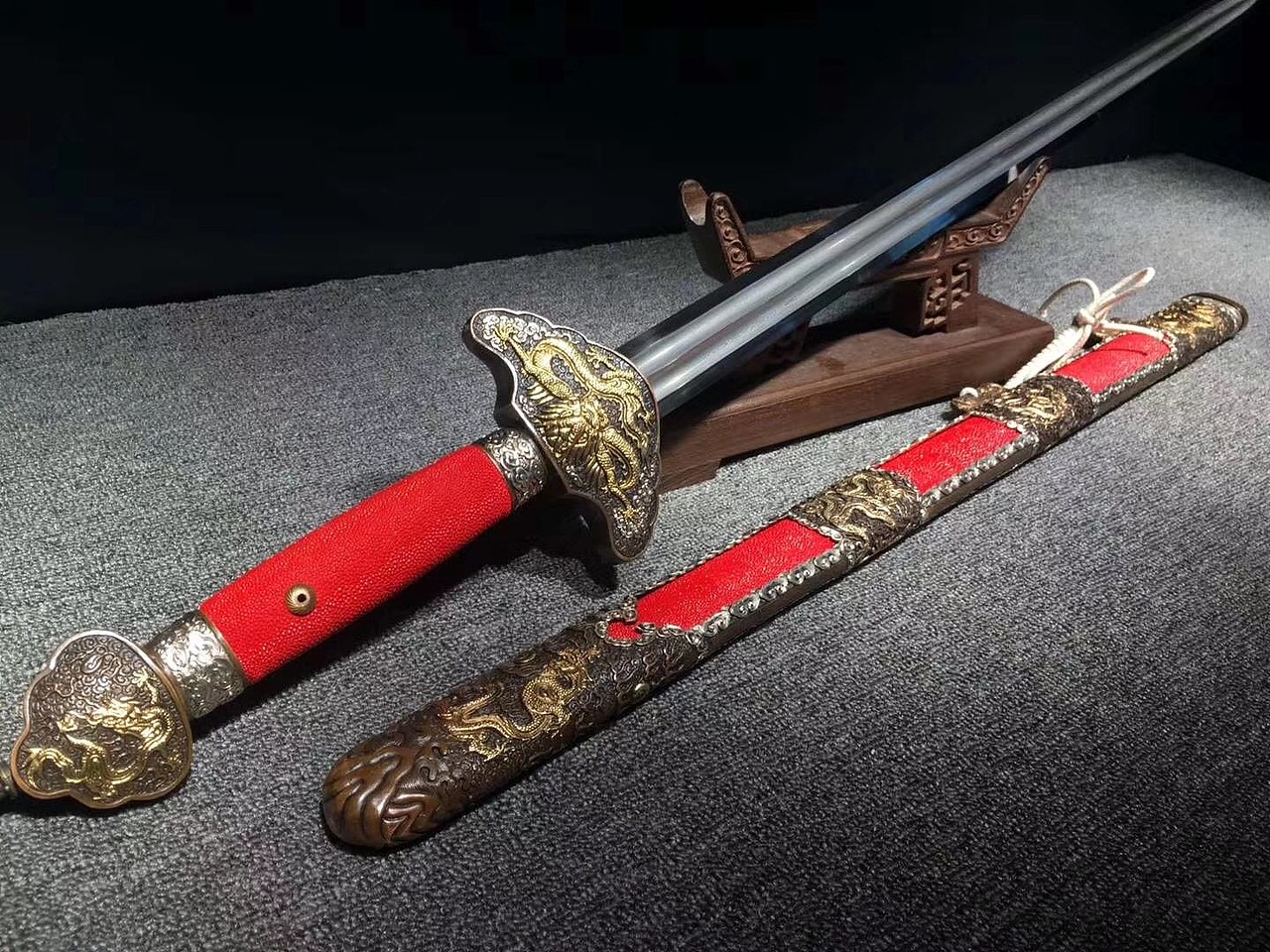 铜装鎏金鎏银百炼花纹钢双槽手工研磨精品鱼皮鞘御龙剑