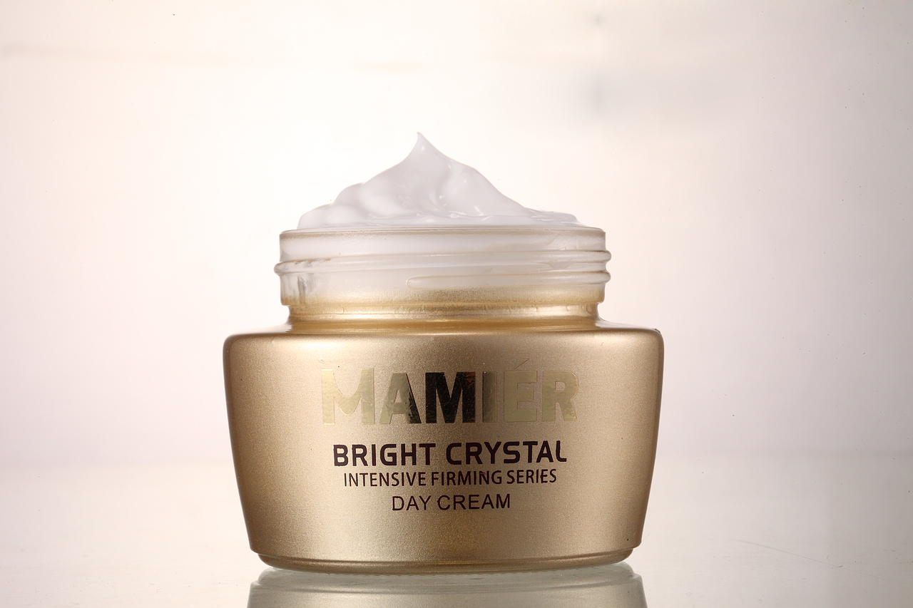 这个是修之前的图片,为了节省拍摄成本,会采用瓶身和瓶盖分开拍摄,后期会自由组合的效果