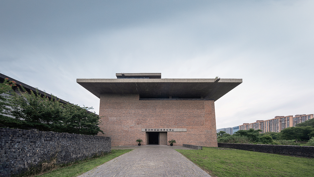 博物馆主体建筑是对砖窑和宫殿的综合提炼,体量雄浑,出檐平远,以现代