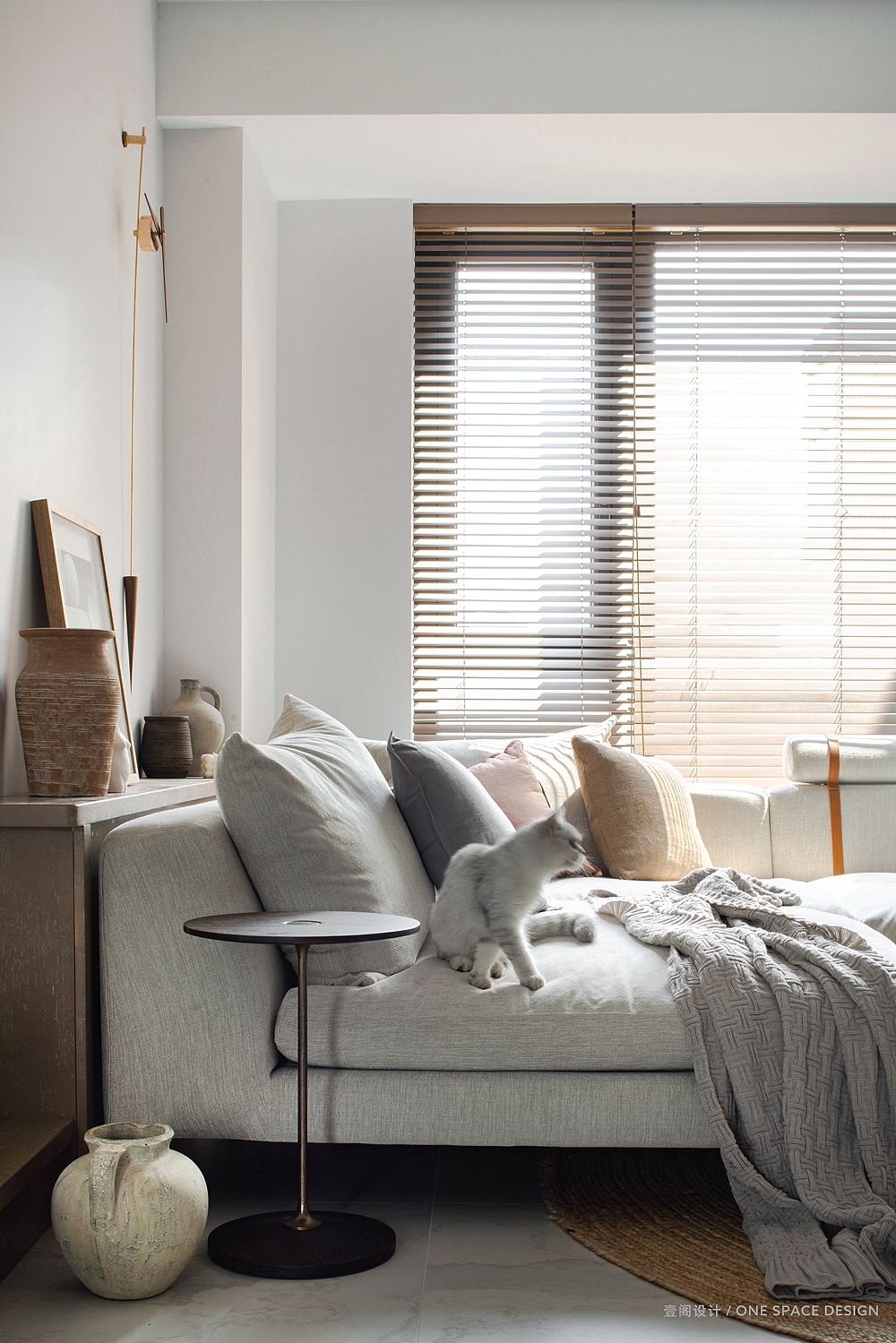 经过沙发时,通过投射在沙发上的光影便可大致知道当下时间。