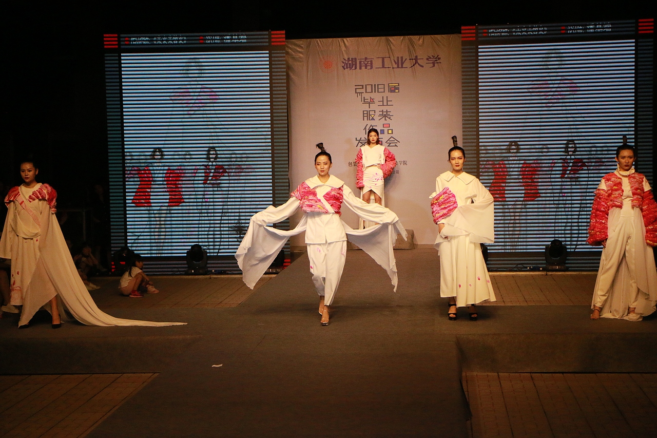 #2018毕业展#湖南工业大学2018届毕业服装作品发布会（图ZMTE4MzA2NDI0） - 人文/纪实摄影 - 站酷设计师梁小样原创素材 - 站酷ZCOOL