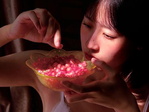 她的侧脸