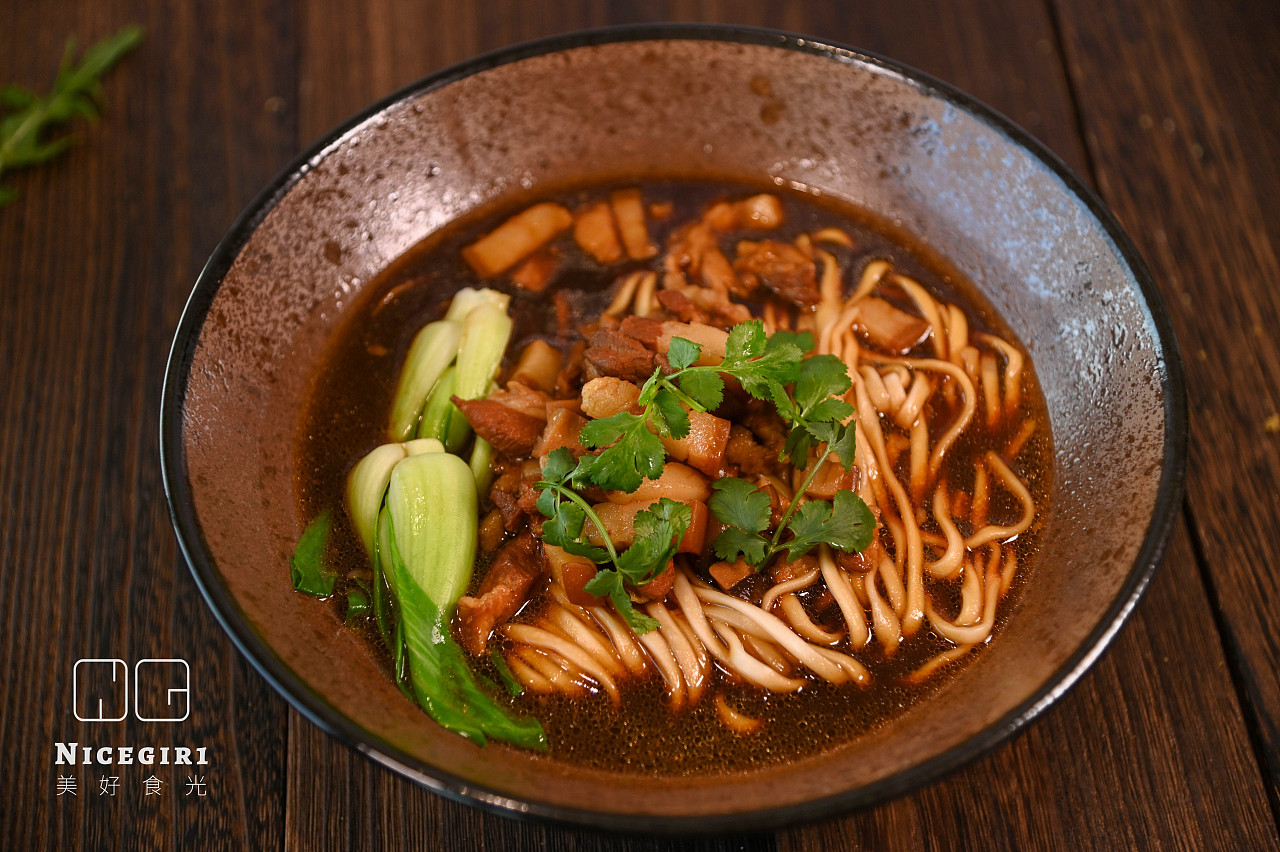 红烧肉面|摄影|美食摄影|老五花wuhua - 原创作品 - 站酷 (zcool)