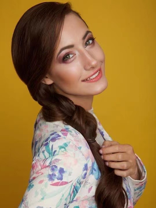 《囧妈》外籍演员 欧丽娅