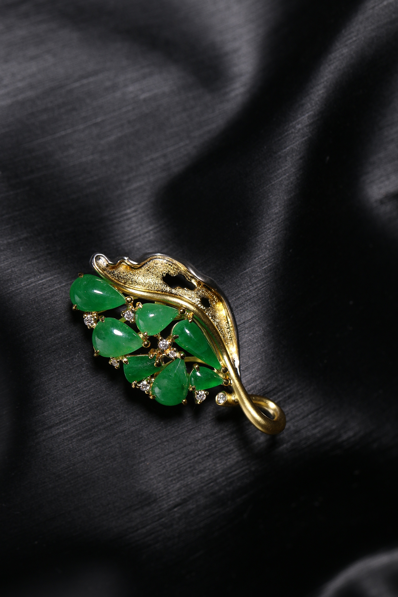 【蚂蚁创意镶嵌】      18K金镶嵌翡翠  《枯叶逢春》