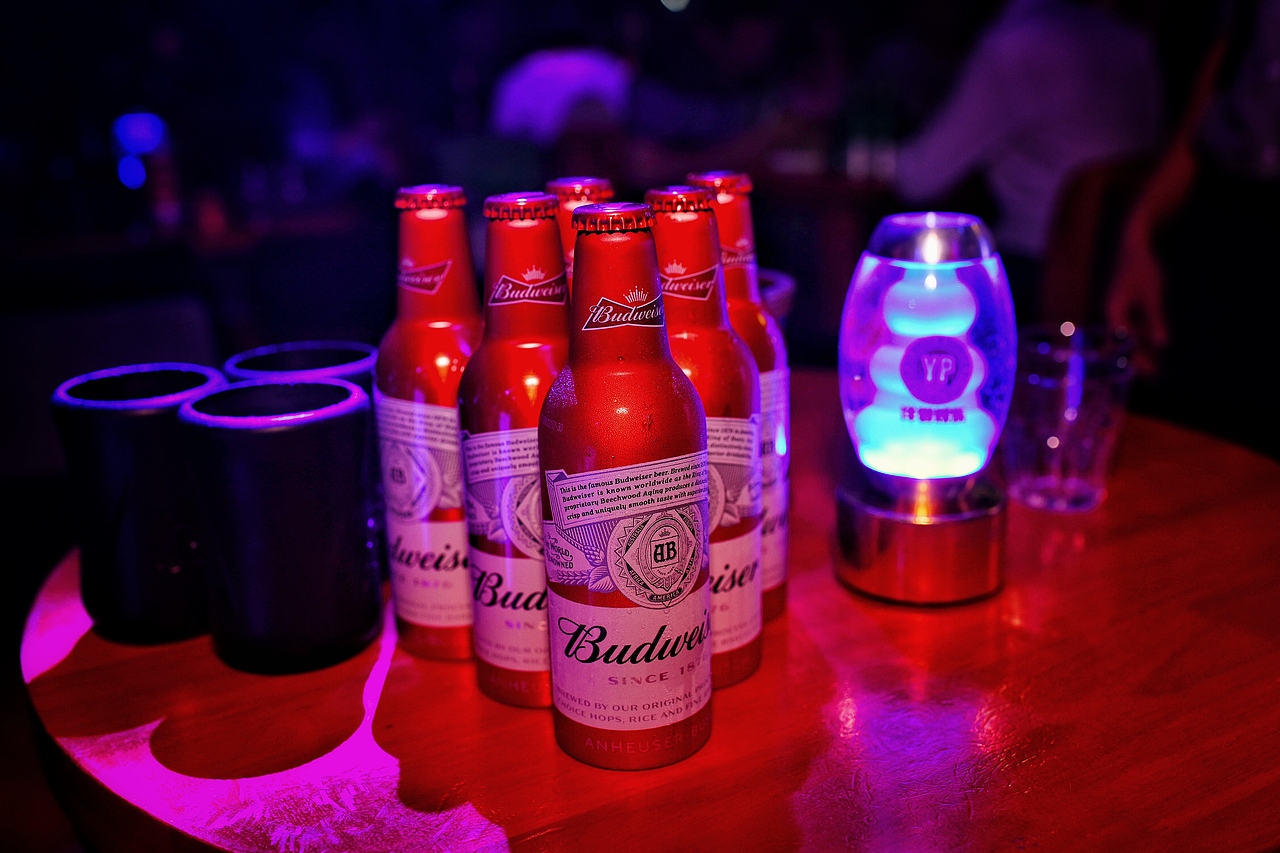 成都网红酒吧,最好玩的酒吧、美女多的酒吧音乐大篷车