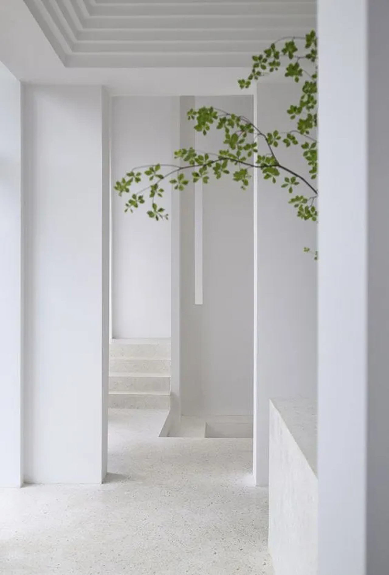 极简主义不是物质主义的完全对立面,而是对物质附加属性的重新审视。
<br><br>整体风格以大面积留白为主,简洁理性的黑色软装之间相互交叠与组合,形成错落有致的体块,与该区域冷静克制的纯白空间产生“冲突感”,创造视觉冲击效果。<br>