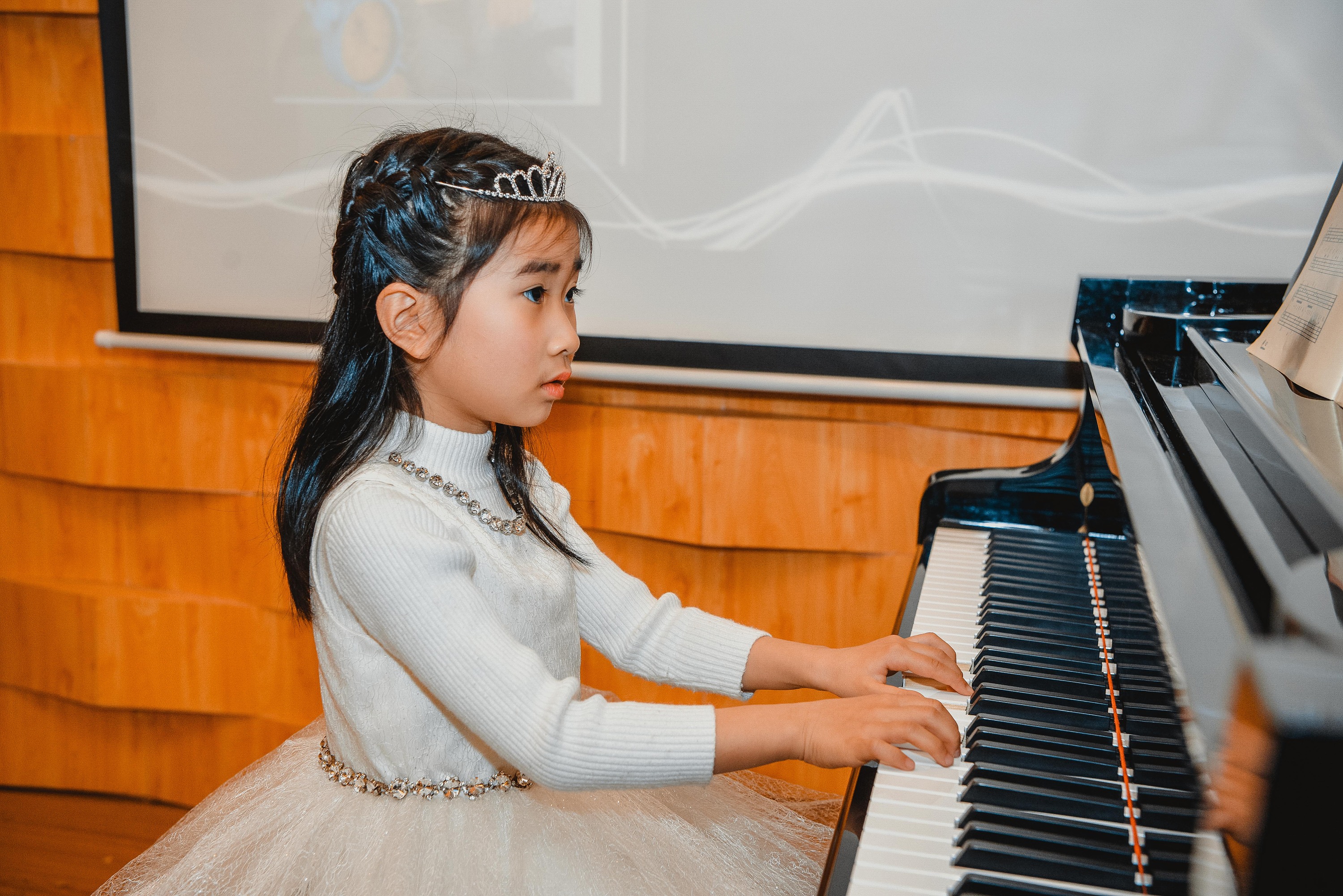 钢琴演出头发造型女孩图片
