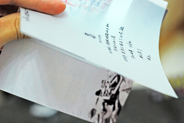 唱片内的这张照片,在我们心中,有着玄机一般的特殊意义。