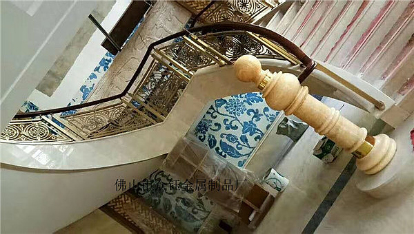 雕刻镂空钛金楼梯护栏的优势与特点