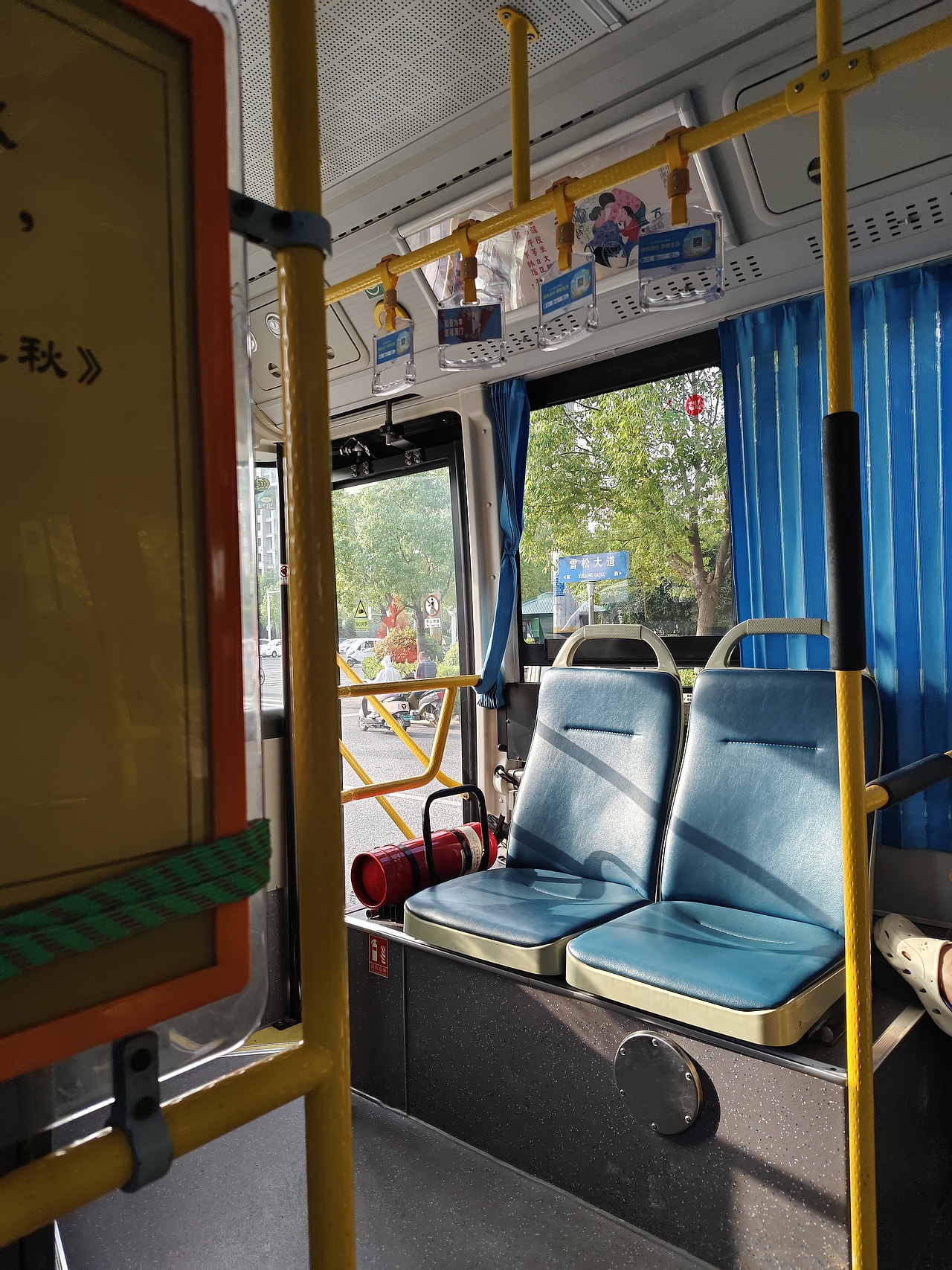 孤寂又喧嚣的人间