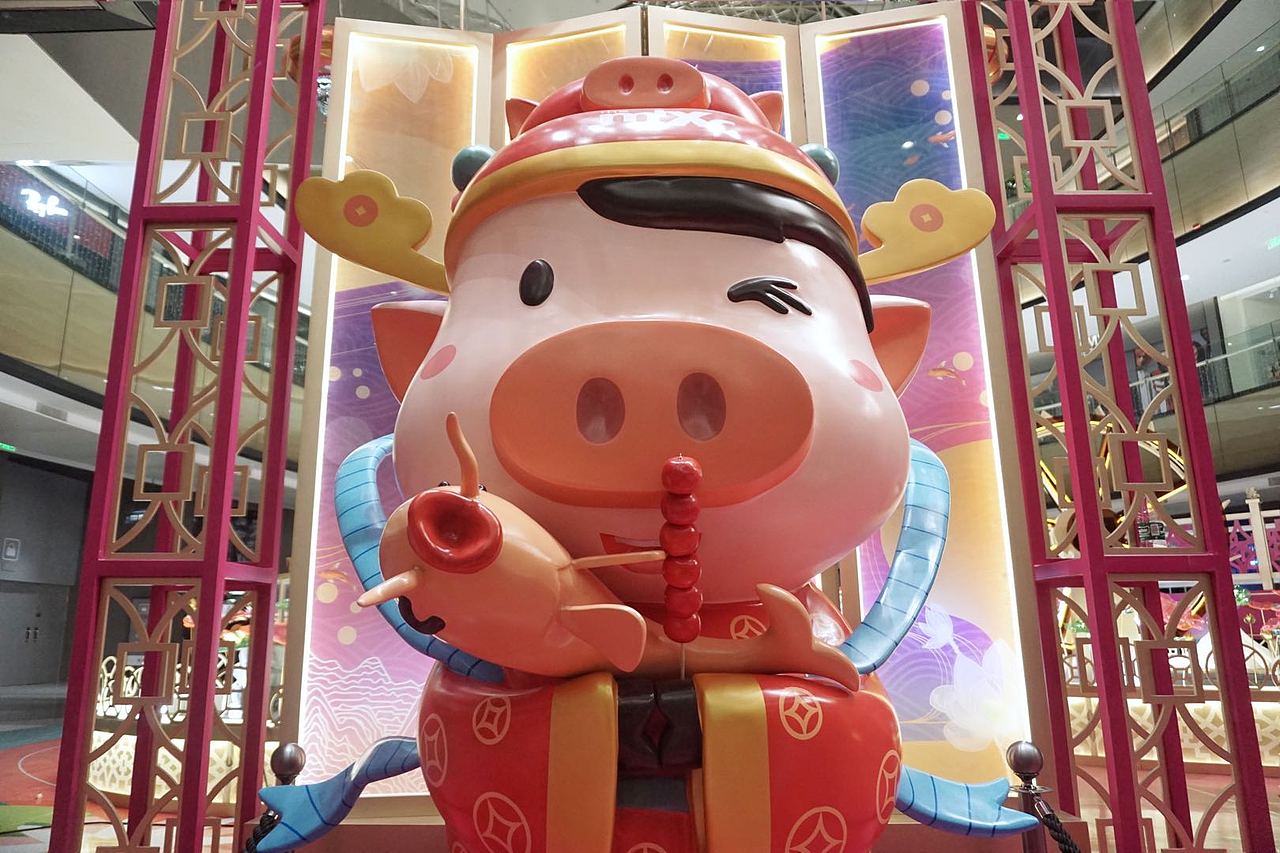 太原华润万象城美陈猪猪财神公仔设计