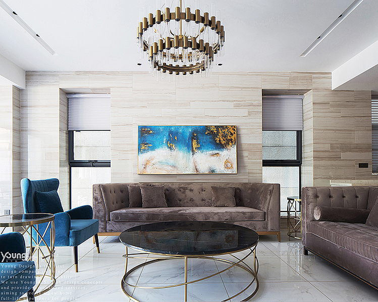 顺着旋转楼梯来到起居厅,开启休闲度假模式。电视背景墙以天然大理石为基调,与同色地面共同塑造空间的底色。咖色绒面沙发弥漫出静谧休闲的味道,搭配宝石蓝的纯净清洌,带出一种细腻干净的质感,静悄悄地浸染了整个空间,似时光不前,绵长悠然。