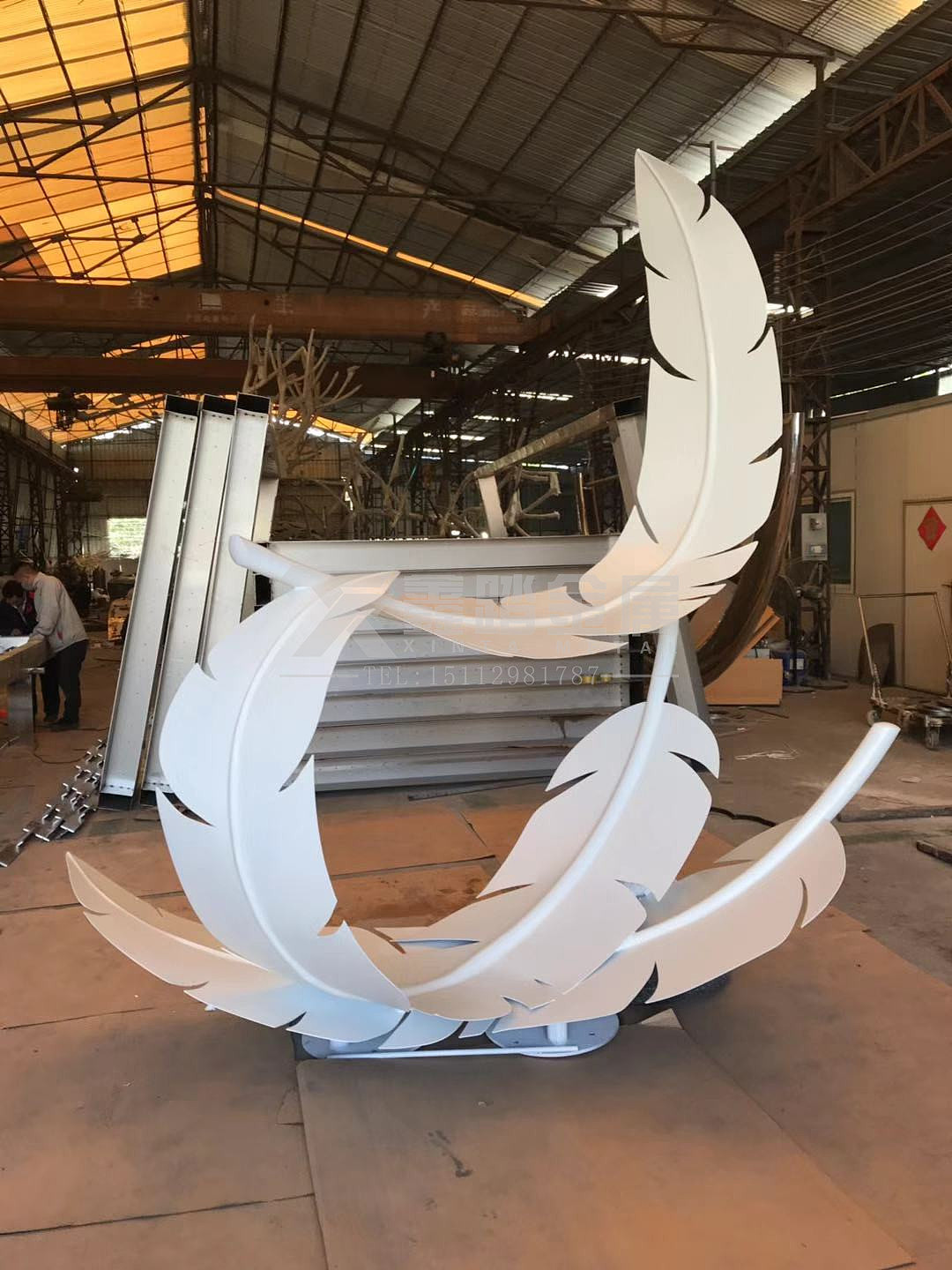 白色烤漆不锈钢羽毛雕塑,轻于鸿毛重于泰山的美好寓意_询价1511298178
