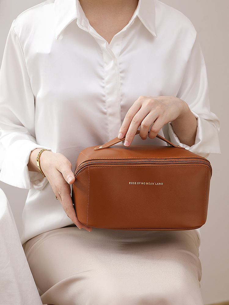 无人区ins化妆包 枕头包拍摄（图ZMzA5MzMwODIw） - 产品摄影 - 站酷设计师程雨视觉传媒原创素材 - 站酷ZCOOL