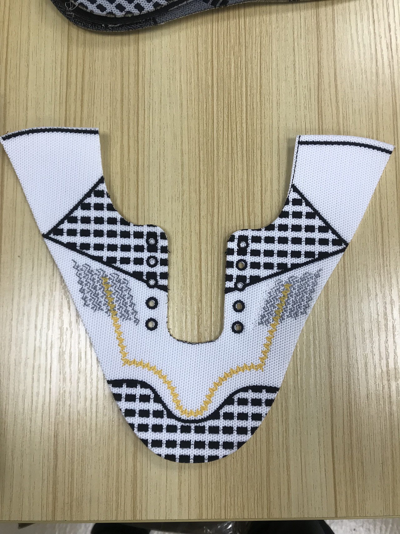 分享收藏鞋材图案设计鞋材纺织鞋面设计工业级产品设计海报关爱自己