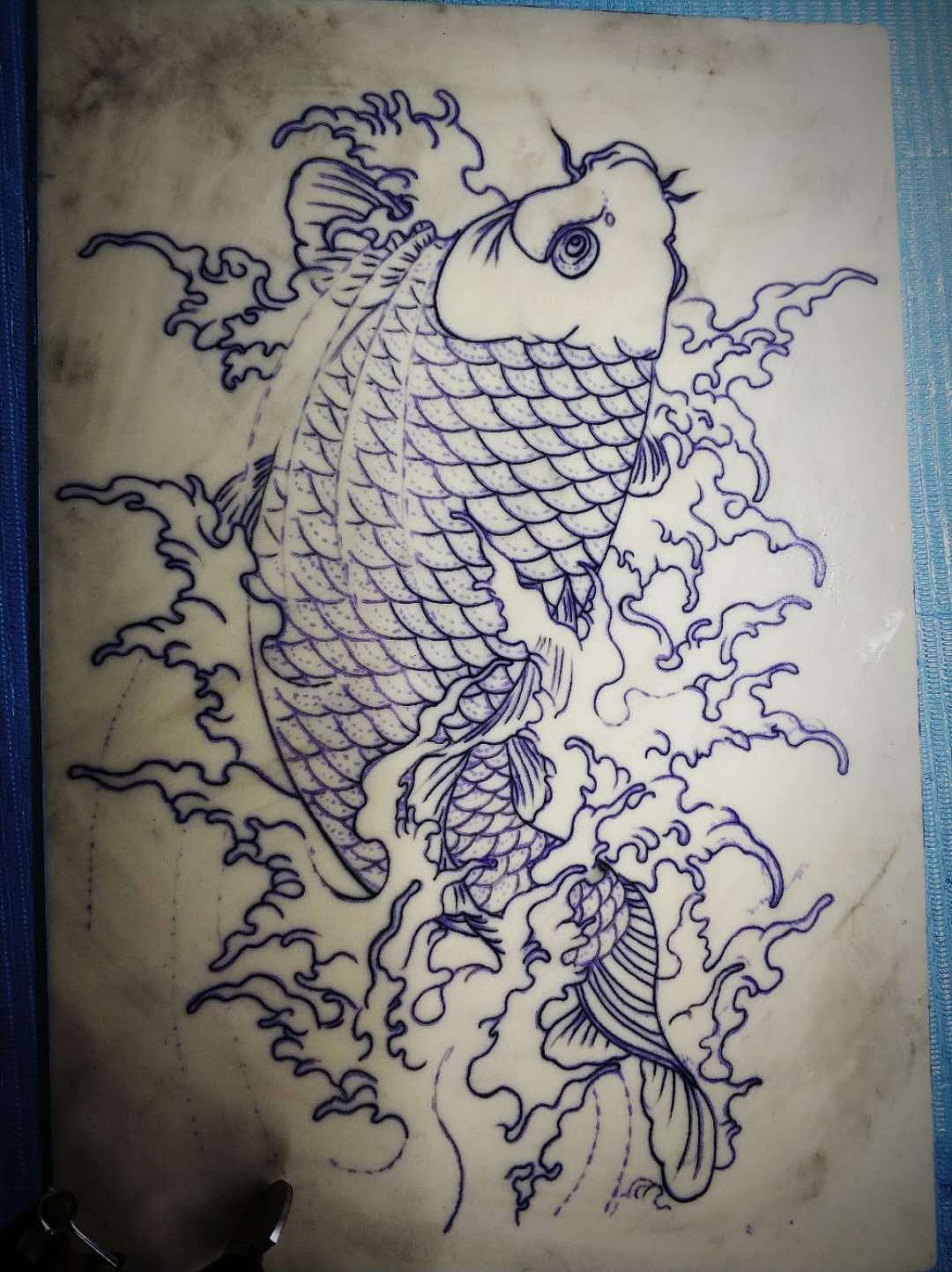 大臂鲤鱼刺青图案作品遮盖旧纹身