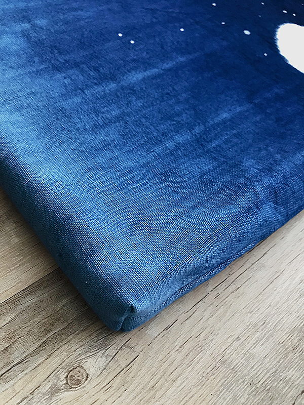 染一枚月亮庆中秋。