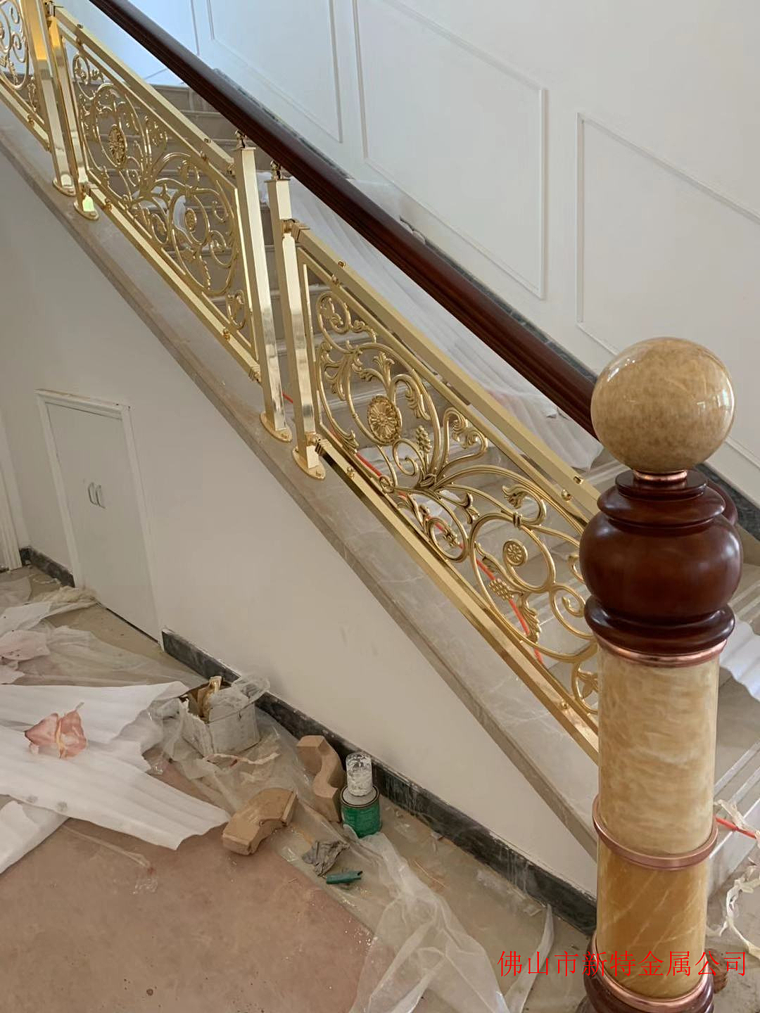 铜雕花楼梯护栏 铜楼梯设计不是一般的神韵