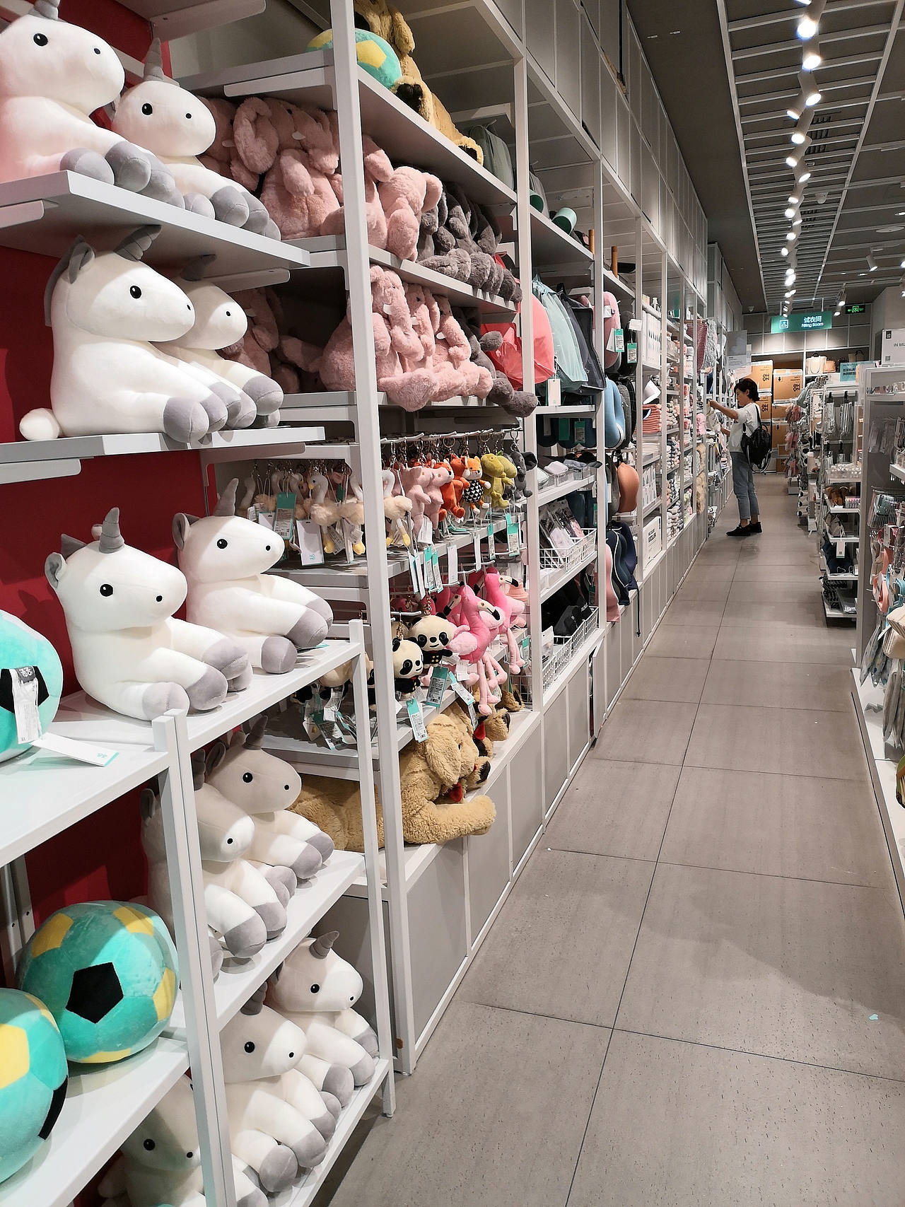 创优品货架想饰品店精品店生活馆店面看上去简约大方就用名创货架开一