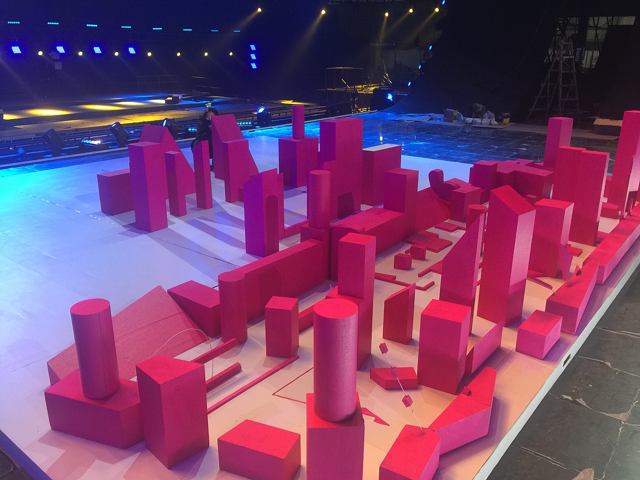 大型视错觉舞台艺术装置.与电视台合作作品.造