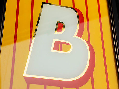字母B-"36 Days of Type"反向玻璃镀金招牌